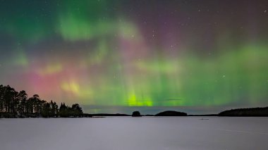 İsveç 'teki donmuş göl üzerindeki kuzey ışıklarının manzarası (Aurora borealis) Farnebofjarden Milli Parkı