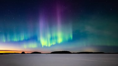 İsveç 'teki donmuş göl üzerindeki kuzey ışıklarının manzarası (Aurora borealis) Farnebofjarden Milli Parkı