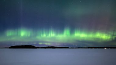 İsveç 'teki donmuş göl üzerindeki kuzey ışıklarının manzarası (Aurora borealis) Farnebofjarden Milli Parkı
