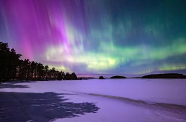 İsveç 'teki donmuş göl üzerindeki kuzey ışıklarının manzarası (Aurora borealis) Farnebofjarden Milli Parkı