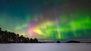 İsveç 'teki donmuş göl üzerindeki kuzey ışıklarının manzarası (Aurora borealis) Farnebofjarden Milli Parkı