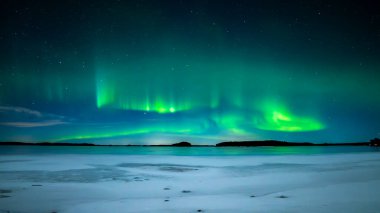 İsveç 'teki donmuş göl üzerindeki kuzey ışıklarının manzarası (Aurora borealis) Farnebofjarden Milli Parkı