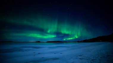 İsveç 'teki donmuş göl üzerindeki kuzey ışıklarının manzarası (Aurora borealis) Farnebofjarden Milli Parkı