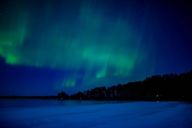 İsveç 'teki donmuş göl üzerindeki kuzey ışıklarının manzarası (Aurora borealis) Farnebofjarden Milli Parkı