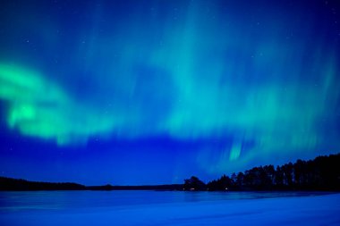 İsveç 'teki donmuş göl üzerindeki kuzey ışıklarının manzarası (Aurora borealis) Farnebofjarden Milli Parkı