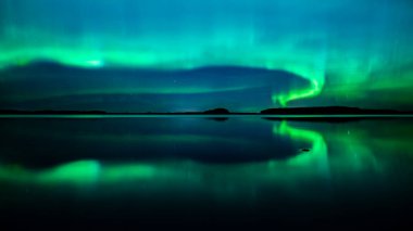 İsveç 'teki sakin göl üzerindeki kuzey ışıklarının manzarası (Aurora borealis) Farnebofjarden Milli Parkı