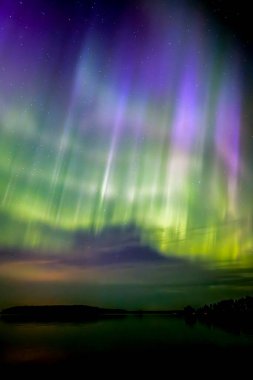 İsveç 'teki sakin göl üzerindeki kuzey ışıklarının manzarası (Aurora borealis) Farnebofjarden Milli Parkı