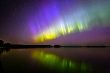 İsveç 'teki sakin göl üzerindeki kuzey ışıklarının manzarası (Aurora borealis) Farnebofjarden Milli Parkı