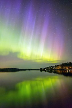 İsveç 'teki sakin göl üzerindeki kuzey ışıklarının manzarası (Aurora borealis) Farnebofjarden Milli Parkı