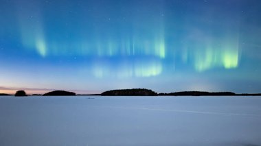 İsveç 'teki donmuş göl üzerindeki kuzey ışıklarının manzarası (Aurora borealis) Farnebofjarden Milli Parkı