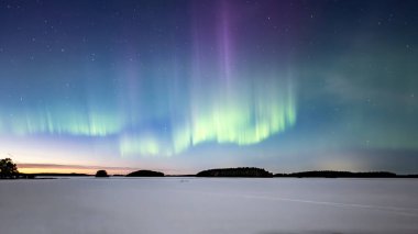 İsveç 'teki donmuş göl üzerindeki kuzey ışıklarının manzarası (Aurora borealis) Farnebofjarden Milli Parkı