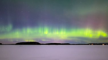 İsveç 'teki donmuş göl üzerindeki kuzey ışıklarının manzarası (Aurora borealis) Farnebofjarden Milli Parkı