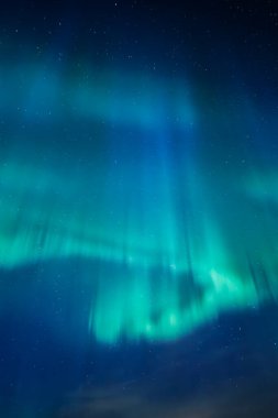 İsveç 'in kuzeyindeki (Aurora borealis) Farnebofjarden Milli Parkı' nda kuzey ışıklarının karanlık gökyüzünün manzarası