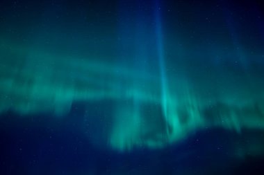 İsveç 'in kuzeyindeki (Aurora borealis) Farnebofjarden Milli Parkı' nda kuzey ışıklarının karanlık gökyüzünün manzarası