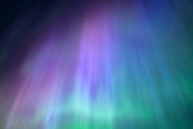 İsveç 'in kuzeyindeki (Aurora borealis) Farnebofjarden Milli Parkı' nda kuzey ışıklarının karanlık gökyüzünün manzarası