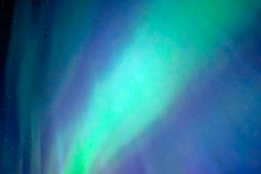 İsveç 'in kuzeyindeki (Aurora borealis) Farnebofjarden Milli Parkı' nda kuzey ışıklarının karanlık gökyüzünün manzarası