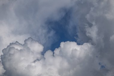 Arka plan için bulutlu bir gökyüzü. Telif alanı olan yağmur öncesi gökyüzü