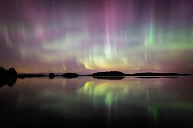İsveç 'teki sakin göl üzerindeki kuzey ışıklarının manzarası (Aurora borealis) Farnebofjarden Milli Parkı