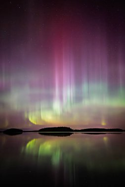 İsveç 'teki sakin göl üzerindeki kuzey ışıklarının manzarası (Aurora borealis) Farnebofjarden Milli Parkı