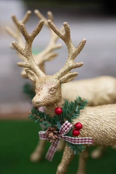 Zwei Goldene Hirsche Als Weihnachtsdekoration — Stockfoto
