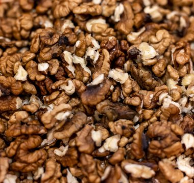 Bir yığın taze ceviz.