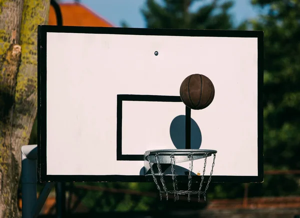 Баскетбольный Рюкзак Мячом — стоковое фото