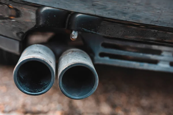汽车上的双排气管 — 图库照片