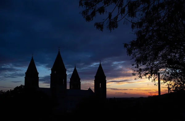 ハンガリー ペックスの夜にキリスト教の大聖堂の4つの塔 — ストック写真