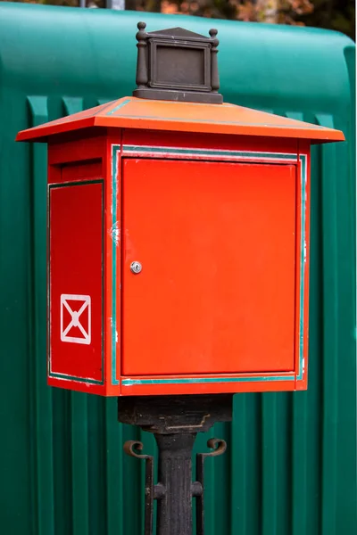 Dışarıdaki Kırmızı Posta Kutusu — Stok fotoğraf