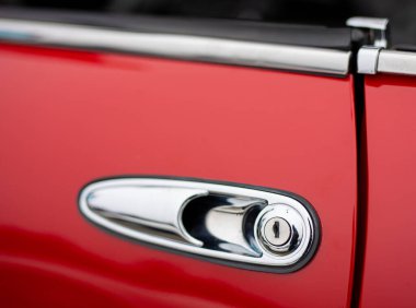 Klasik retro tarzı araba kapı kolu ve anahtar deliği.