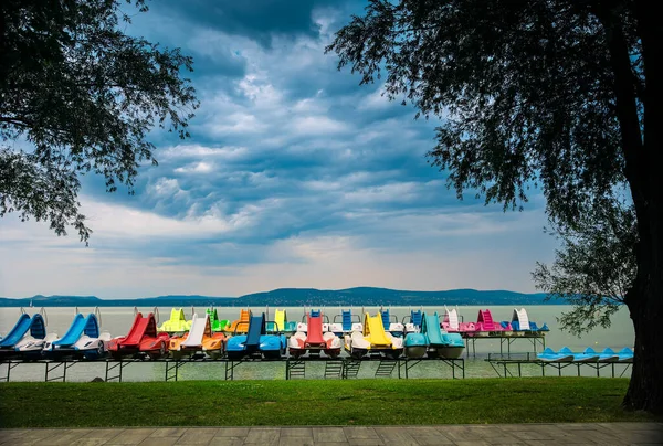 Piękne Jezioro Balaton Zachmurzonym Niebie Węgrzech — Zdjęcie stockowe