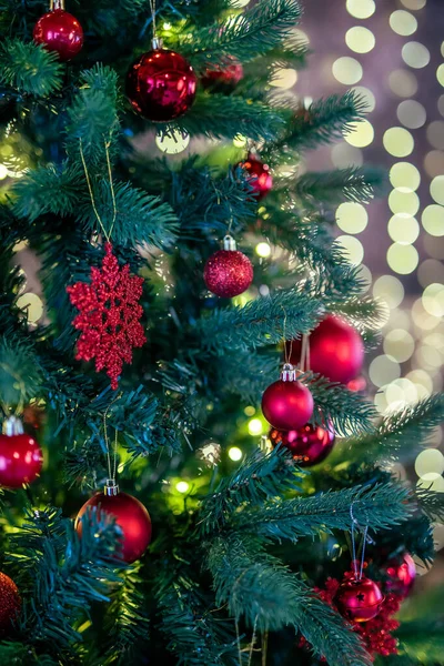 飾られたクリスマス ツリーの詳細 — ストック写真