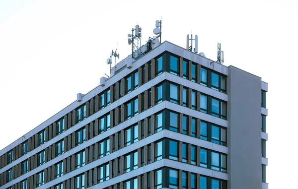 Detail Van Moderne Wolkenkrabber Aan Witte Hemel — Stockfoto