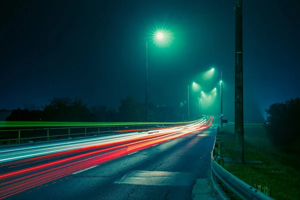雾蒙蒙的夜晚 交通信号灯 长时间曝光摄影 — 图库照片
