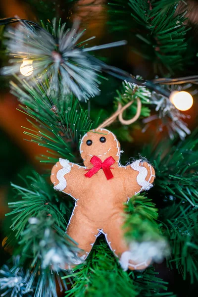 圣诞树装饰与姜饼人 — 图库照片