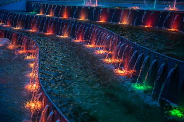Kolorowe Podświetlane Wodociągi Wieczorem — Zdjęcie stockowe