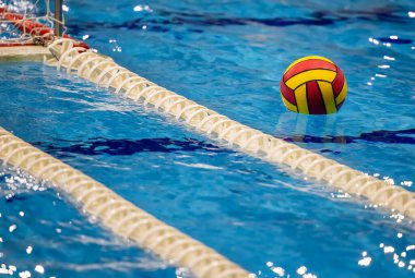 Yüzme havuzunda renkli su topu