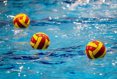 Yüzme havuzunda renkli su topu