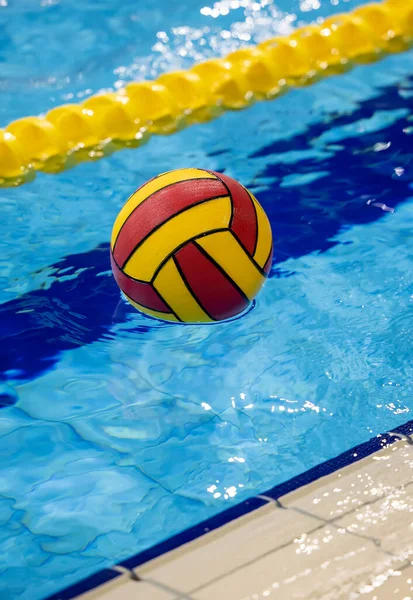 Bunter Wasserball Schwimmbad — Stockfoto