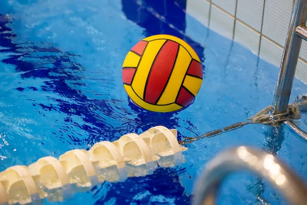 Bunter Wasserball Schwimmbad — Stockfoto