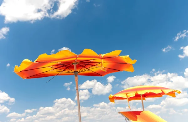 蓝天下的沙滩阳伞细节 — 图库照片