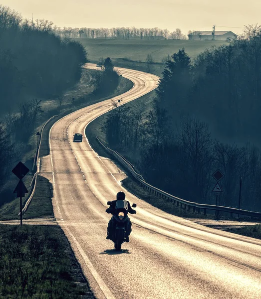 車やバイクとアスファルト道路の田舎 — ストック写真