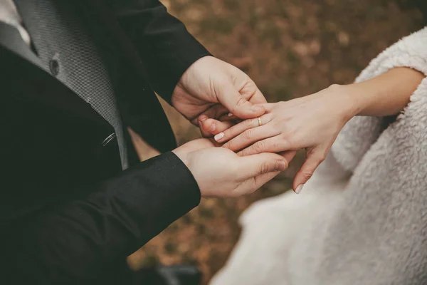 Mãos Casal Casamento Com Anel — Fotografia de Stock