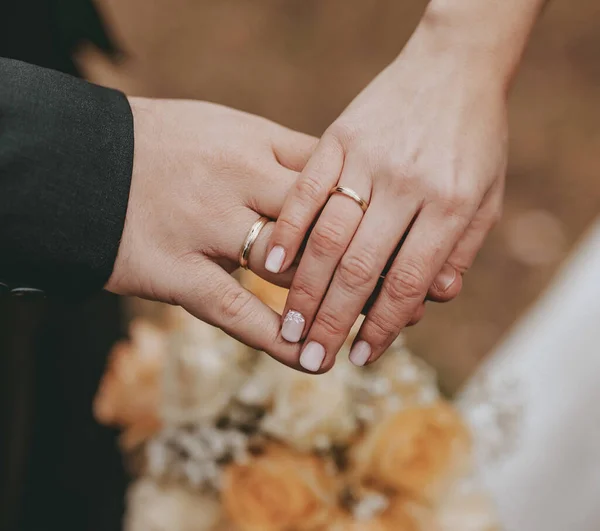 Händerna Bröllopspar Med Ring — Stockfoto