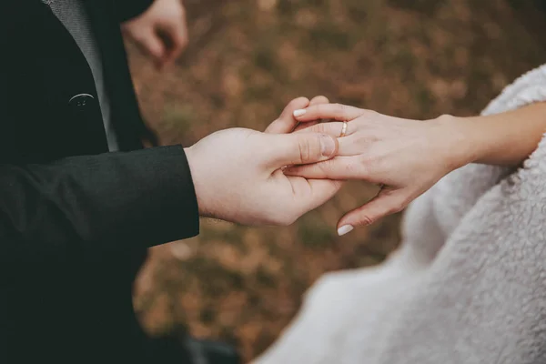 Hände Von Hochzeitspaar Mit Ring — Stockfoto