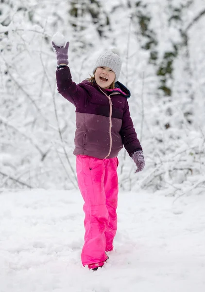 冬の屋外で雪玉を投げるかわいい — ストック写真