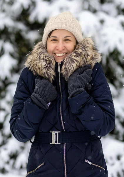 中年笑顔女性立って冬の屋外 — ストック写真