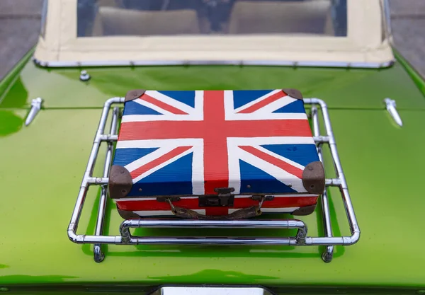 Mala Com Bandeira Reino Unido Parte Trás Carro Oldtimer Verde — Fotografia de Stock
