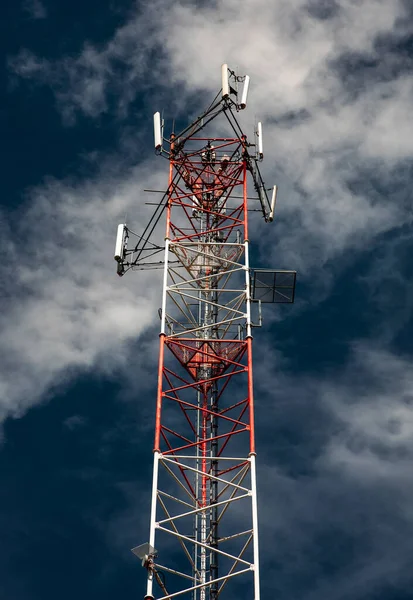 Τεχνολογία Gsm Και Πύργος Μετάδοσης Εκπομπής Στο Συννεφιασμένο Ουρανό — Φωτογραφία Αρχείου