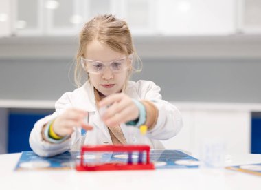 Genç öğrenci laboratuarda çalışıyor.